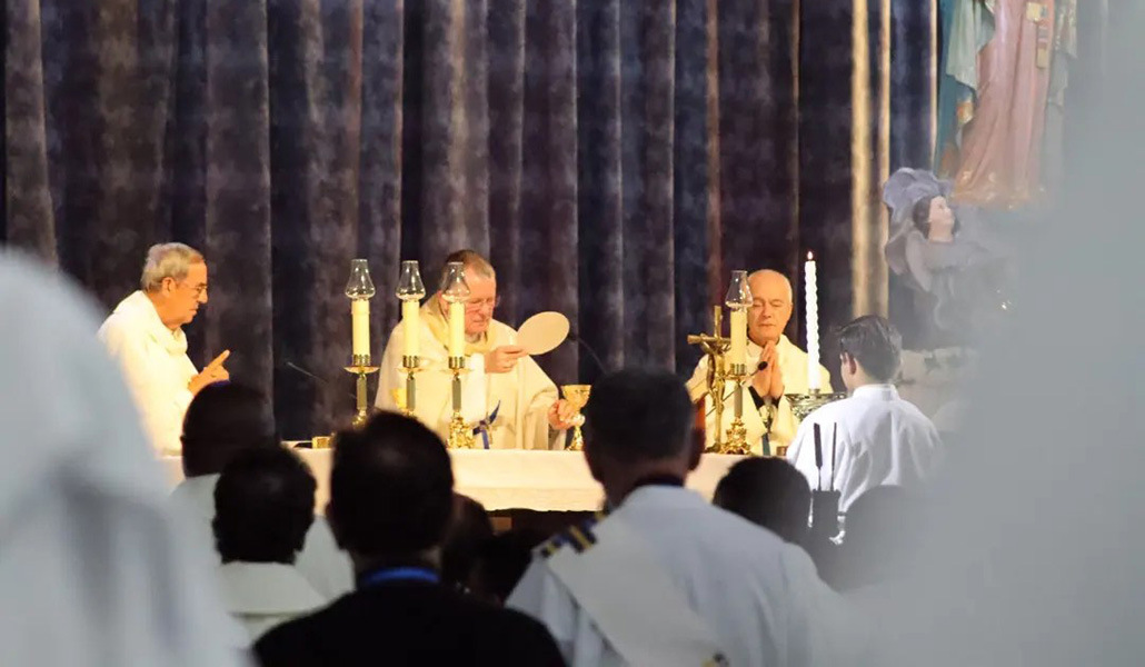 Eucaristía durante la celebración del Congreso Eucarístico de Quito