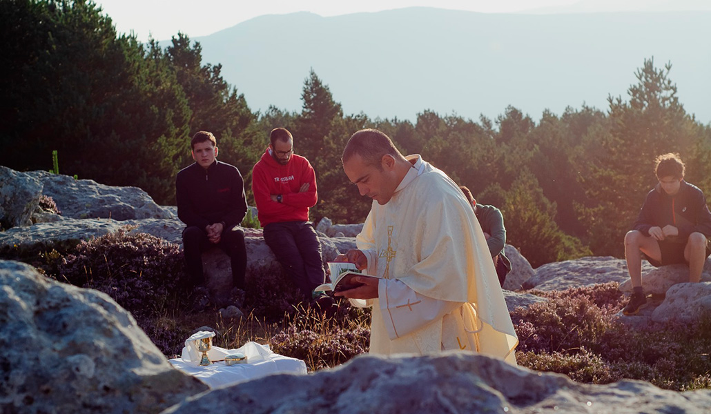 En la actualidad, el joven es miembro agregado del Opus Dei. En la foto (de negro), asiste a una Misa