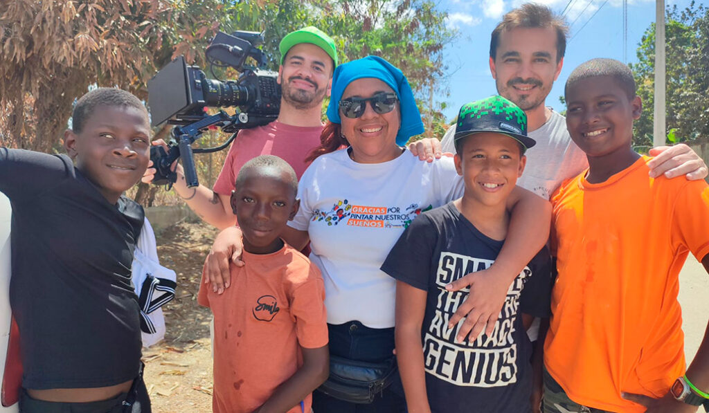 El director del documental y el director de fotografía junto a los protagonistas en un momento del rodaje