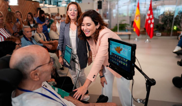 Isabel Diaz Ayuso en el Zendal con un enfermo de ELA