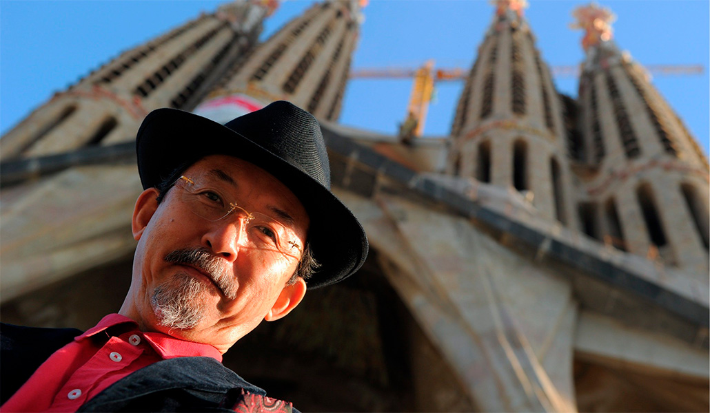 El escultor japonés de la Sagrada Familia de Barcelona (España), Etsuro Sotoo posa junto a una réplica en papel del templo de Barcelona, el 4 de noviembre de 2010