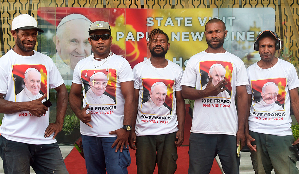 Fieles esperan la llegada del Papa Francisco en Port Moresby