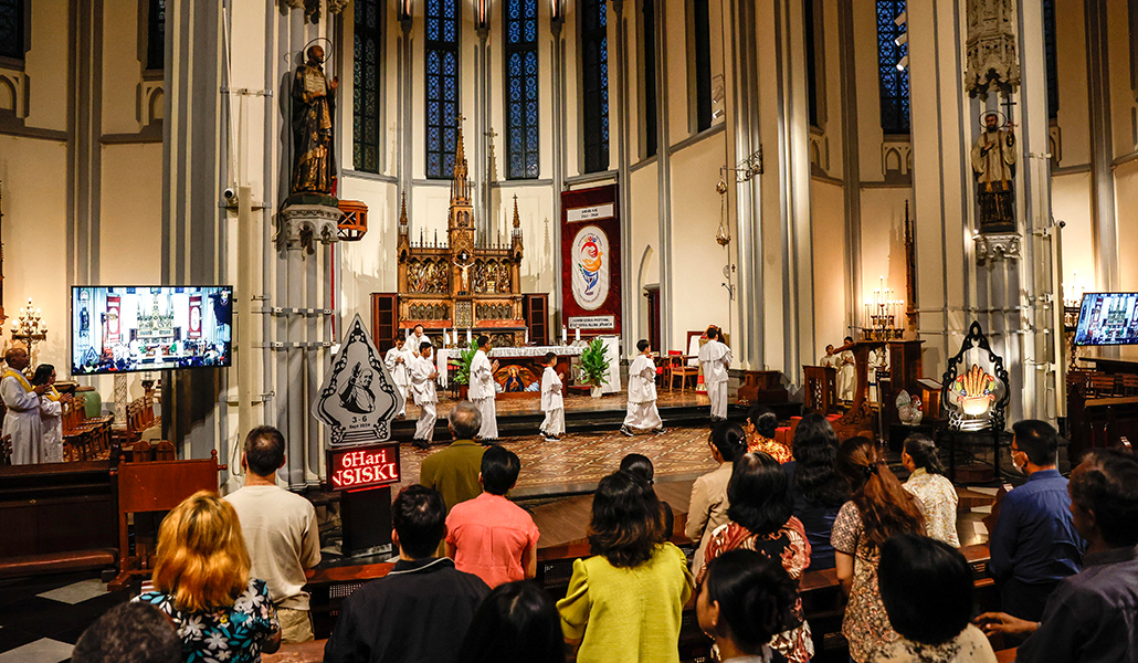 Una pancarta de bienvenida al papa Francisco en la Catedral de Yakarta