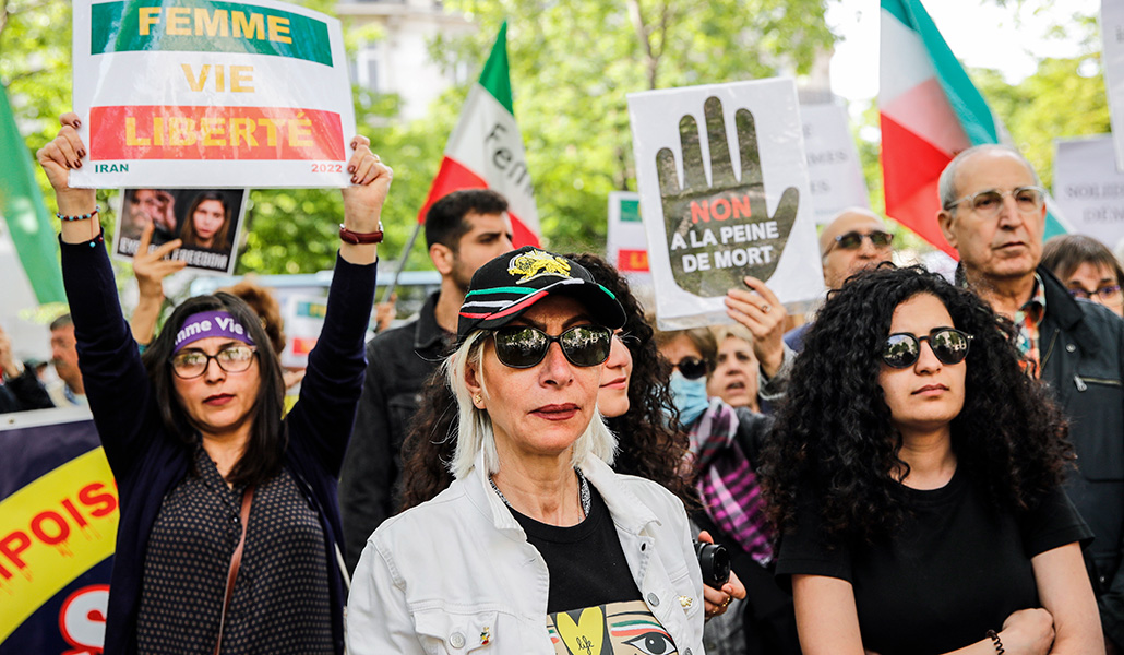 Manifestación contra la pena de muerte en Irán frente la embajada iraní en París