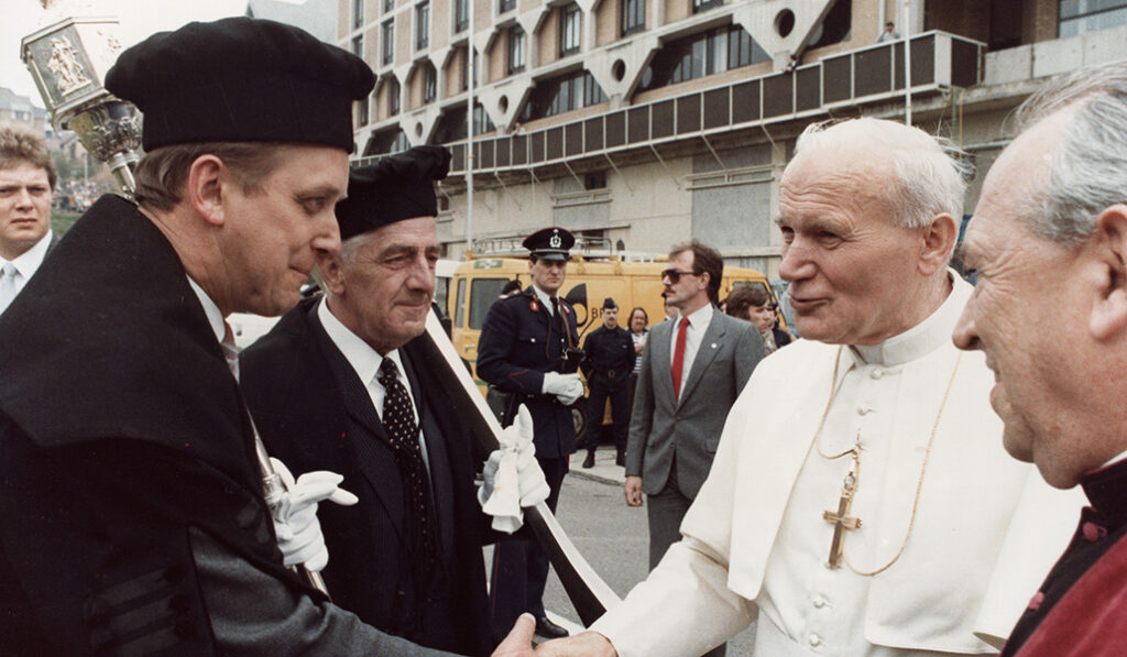 San Juan Pablo II fue el primer Papa en visitar la universidad de Lovaina, el 21 mayo de 1985. Lo hizo en un viaje más largo, de cinco días, por Bruselas, Gante, Lovaina, Lieja, Namur, Amberes, Malinas, Lovaina la Nueva o Ypres