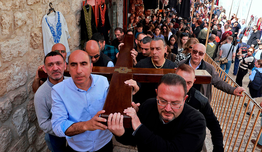 Unos peregrinos participan en un vía crucis por la Vía Dolorosa en la Ciudad Vieja de Jerusalén el Viernes Santo de 2023