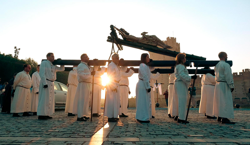 El Cristo de Santa Clara frente al castillo de la Mota