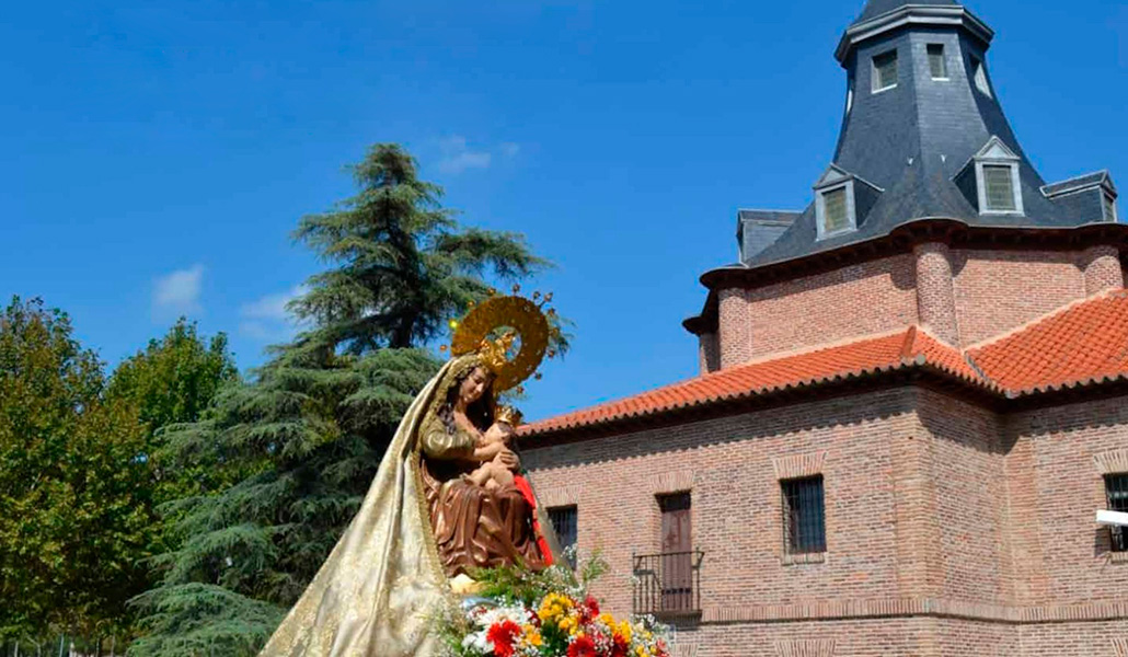 La Virgen del Puerto en procesión delante de la ermita