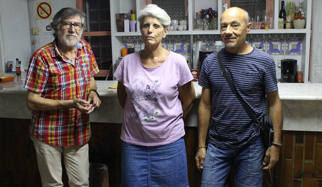 El párroco Javier Ojeda con María Ángeles y José Antonio, voluntarios de la Mesa por la Hospitalidad