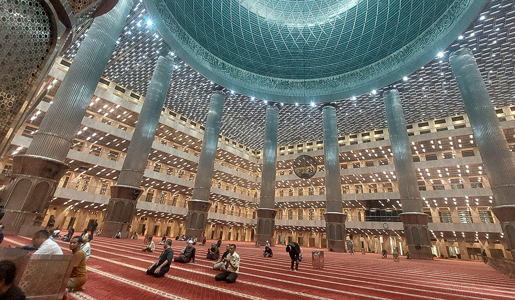 Fieles rezan en la mezquita Istiqlal