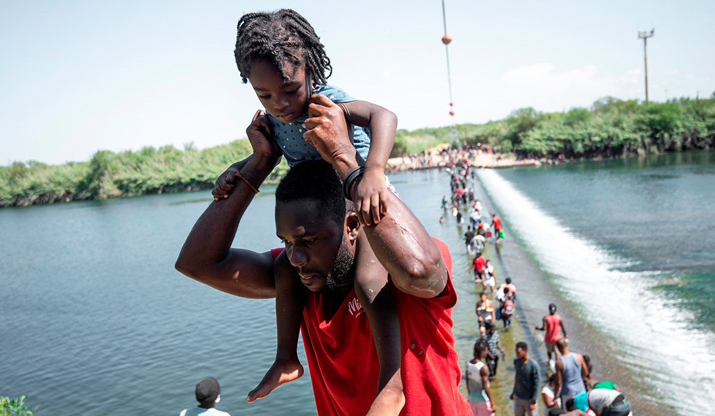 Migrantes haitianos cruzando el Río Bravo para pasar a Estados Unidos