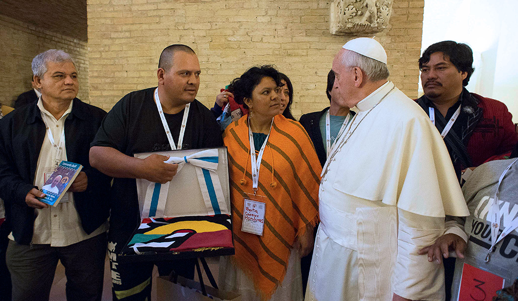 El Papa Francisco saluda a una delegación de los Movimientos Populares Mundiales en el Vaticano, el 28 de octubre de 2014