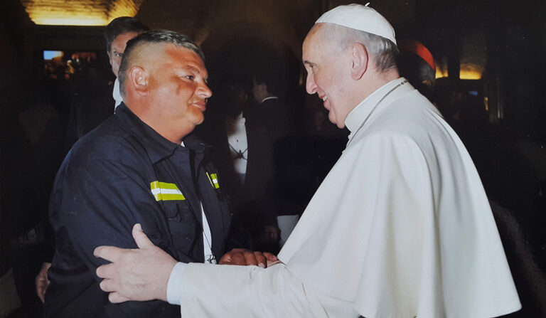 Sergio Sánchez con el Papa Francisco durante el Encuentro Mundial de Movimientos Populares