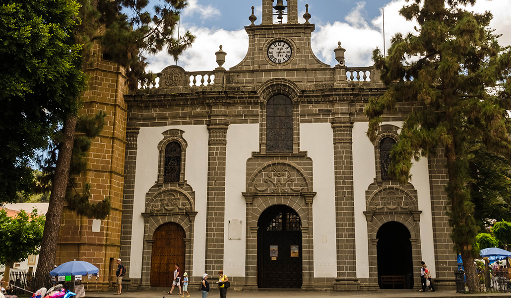 Fachada exterior con la Torre Amarilla a la izquierda