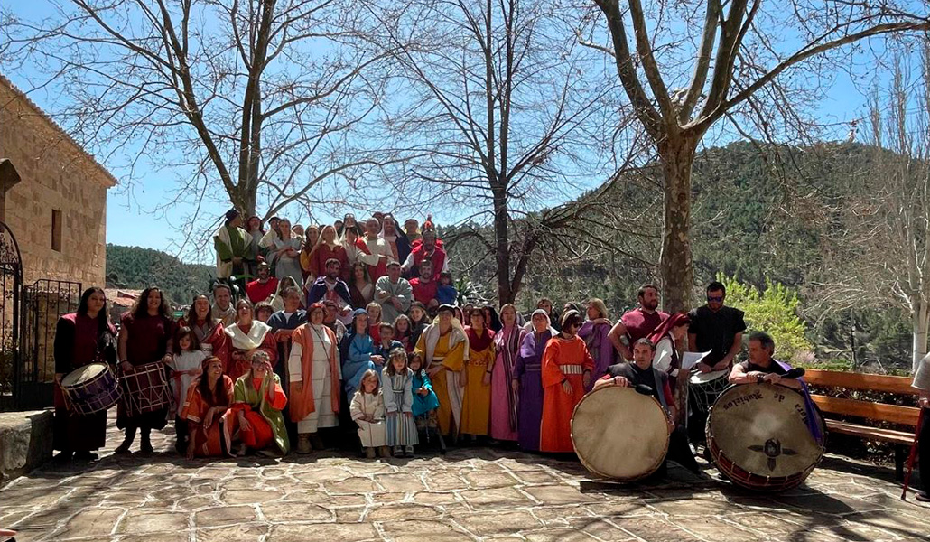 Una de las actividades para mantener el pueblo vivo es la representación anual de la Pasión de Cristo por las calles del pueblo