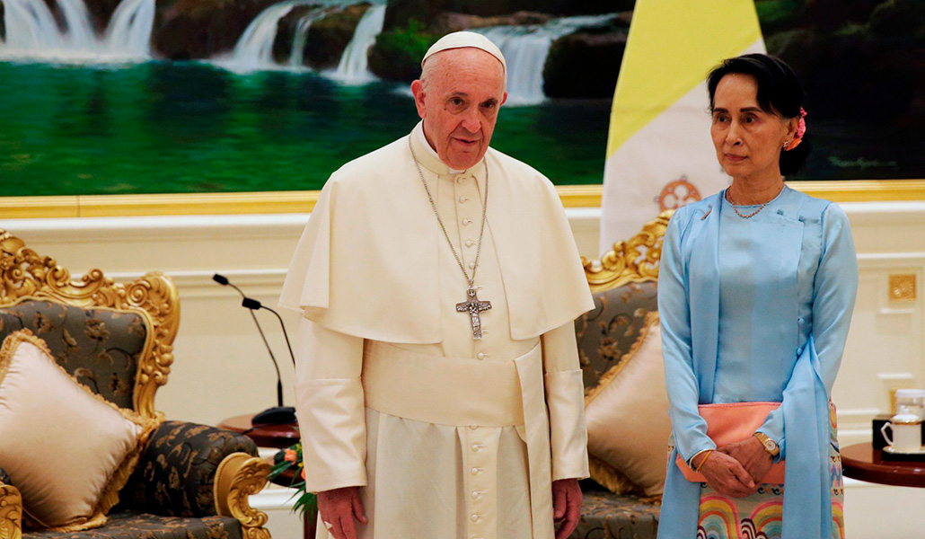 El Papa Francisco junto a Aung San Suu Kyi, Consejera de Estado y Ministra de Asuntos Exteriores, en Naypyidaw, Myanmar, el 28 de noviembre de 2017. Papa personalidades. Viaje apostólico del Papa Francisco a Myanmar y Bangladesh, del 26 de noviembre al 2 de diciembre de 2017