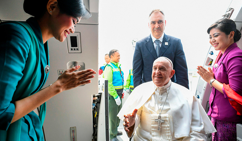 El Papa Francisco en un avión para su partida desde el Aeropuerto Internacional Soekarno-Hatta de Yakarta a la capital de Papúa Nueva Guinea, Port Moresby