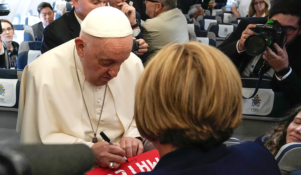 El Papa Francisco firma la camiseta de Mateo