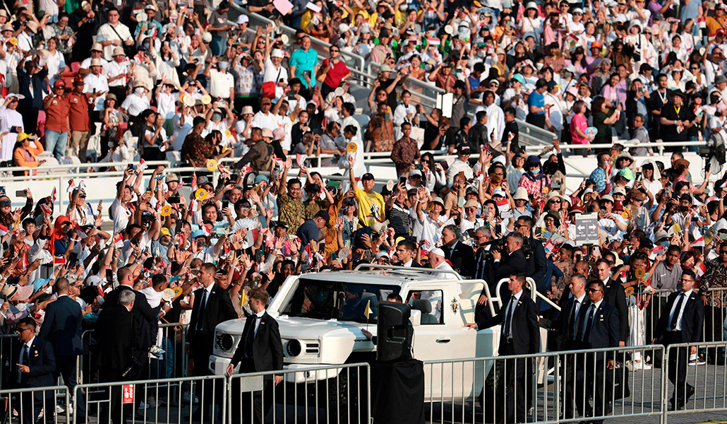 Francisco a su llegada al estadio Gelora Bung Karno para presidir una Eucaristía