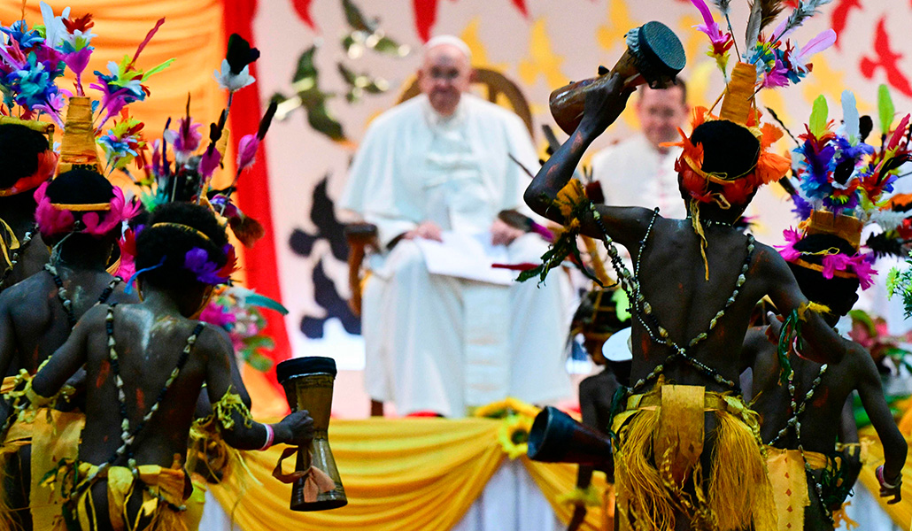 El Papa Francisco observa a unos niños que bailan durante su encuentro en el Caritas Technical Secondary School de Port Moresby