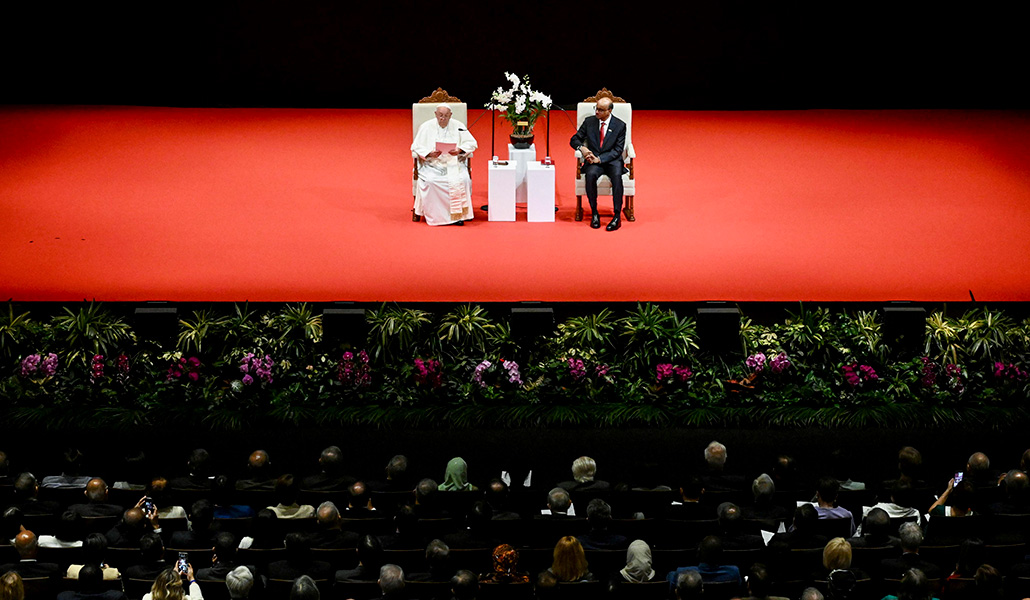 Francisco durante el encuentro con las autoridades en el Teatro del Centro Cultural Universitario de la National University de Singapore