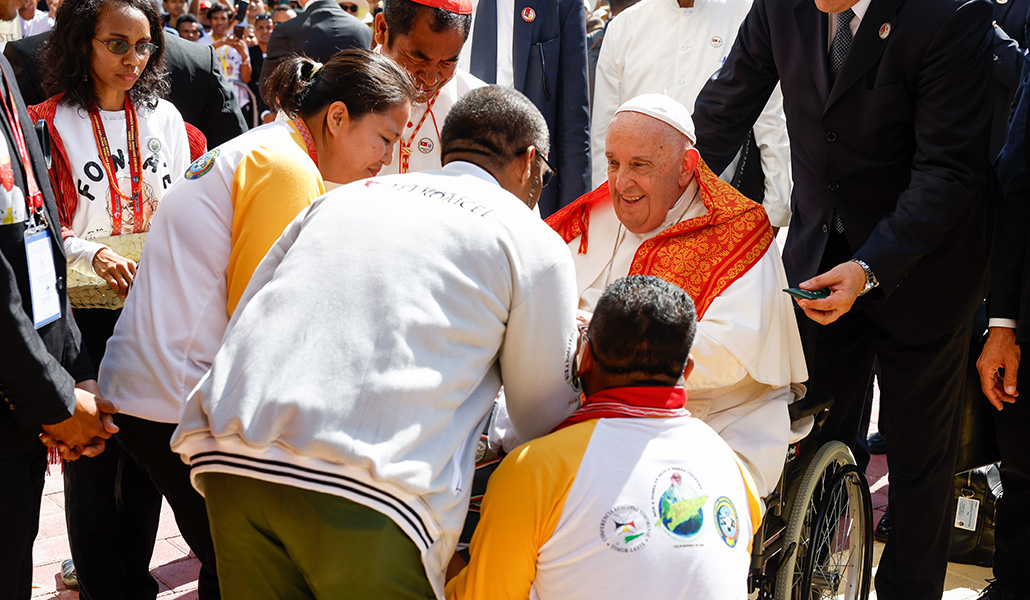 Francisco a su llegada al Centro de Convenciones de Dili para presidir el encuentro con los jóvenes