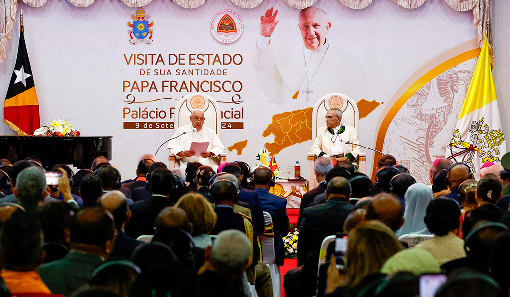 El Papa Francisco junto al presidente de Timor Oriental, José Ramos-Horta, durante la reunión con las autoridades, sociedad civil y cuerpo diplomático en el Salón del Palacio Presidencial de Dili