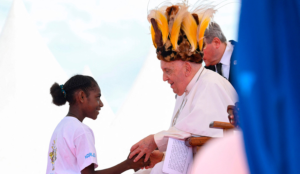 El Papa con uno de los sombreros tradicionales de Vanimo