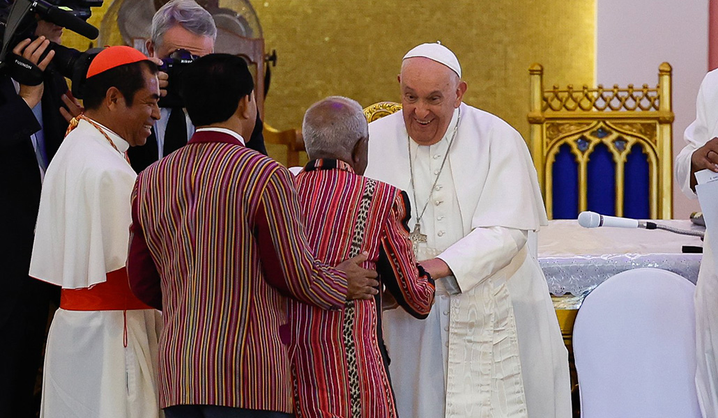 El Papa Francisco saluda a Florentino de Jesús de 89 años durante su encuentro con obispos, sacerdotes, diáconos, religiosos, seminaristas y trabajadores de pastoral, en la catedral de la Inmaculada Concepción de Dili