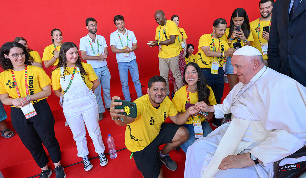 Francisco posa para un selfi con los voluntarios de la JMJ en Algés (Portugal) en agosto de 2023.