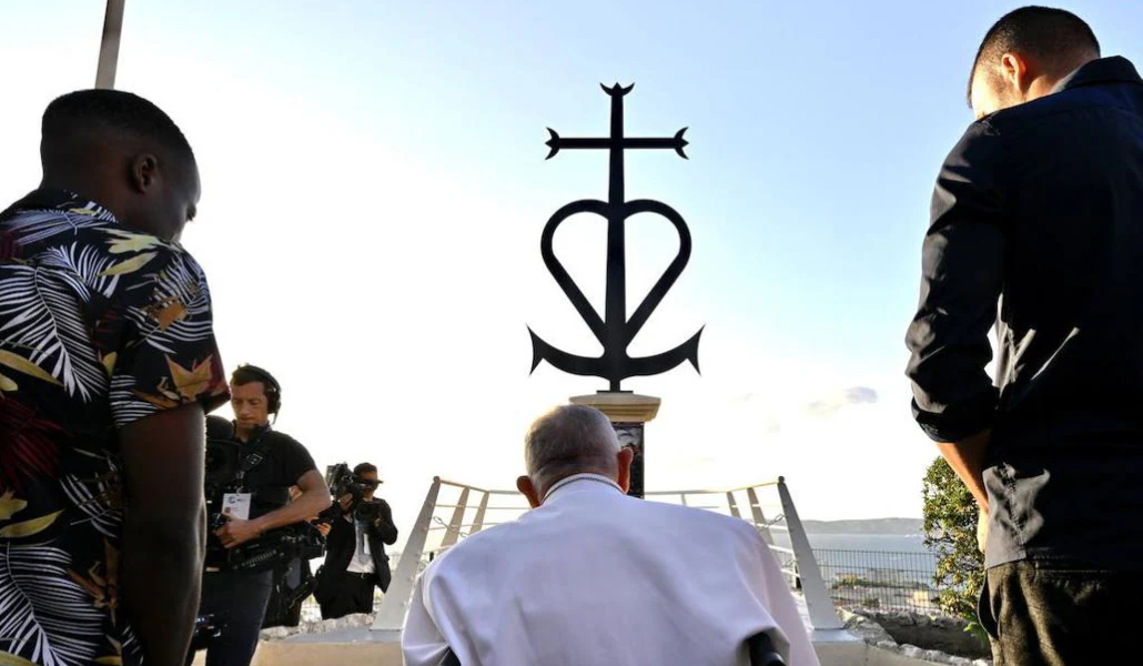 El Papa homenajeó en Marsella a los fallecidos en el Mediterráneo