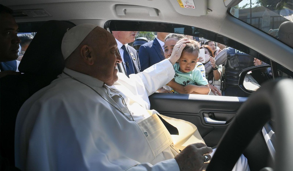 Francisco saluda a un niño a su salida de la mezquita Istiqlal en Indonesia