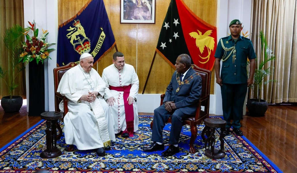 Francisco durante su encuentro en privado con el Gobernador de Papúa Nueva Guinea, Sir Bob Bofeng Dadae