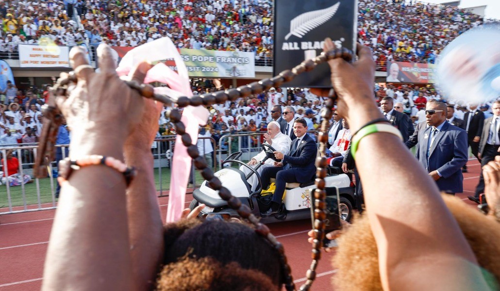 El Pontífice a su llegada al estadio donde ha presidido la Misa dominical