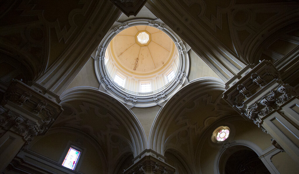 Esta cúpula tiene apenas cuarenta años, pues fue obra del párroco anterior, vecinos y comerciantes