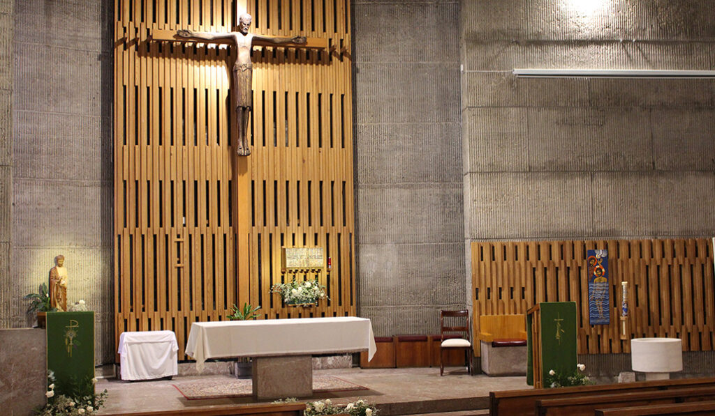 Interior de madera y hormigón del templo