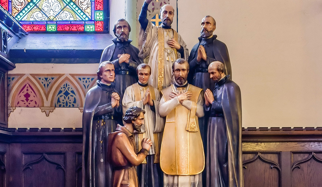 Estatua de los mártires canadienses en la iglesia de la Asunción de Windsor (Estados Unidos)