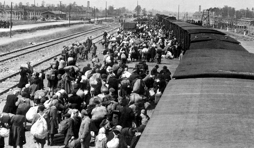 Centenares de trenes llegaban con miles de judíos al campo de concentración de Auschwitz