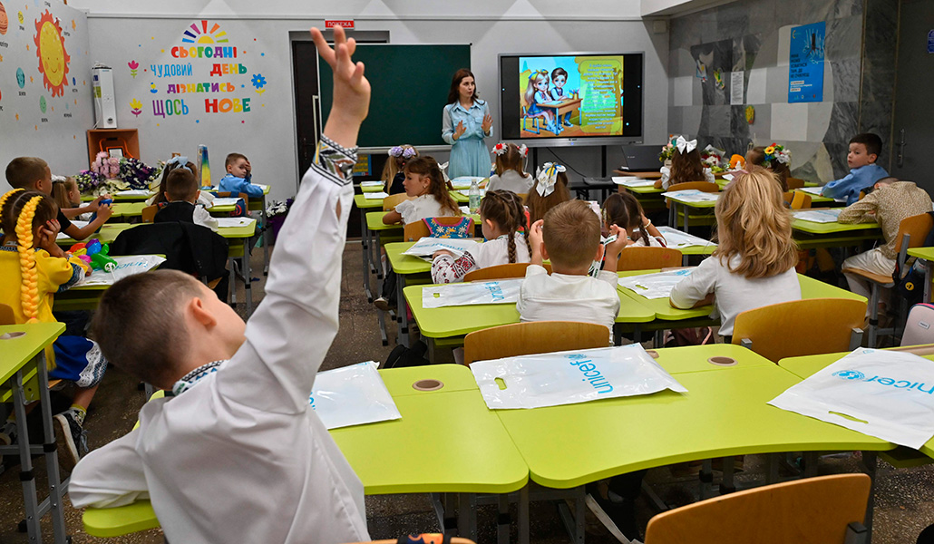 Los alumnos de primer grado asisten a una clase el primer día del nuevo año escolar en un aula escolar ubicada en el pasaje de la estación de metro de Járkov