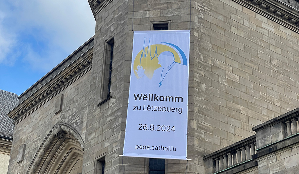 La catedral de Luxemburgo da la bienvenida al Papa con una pancarta