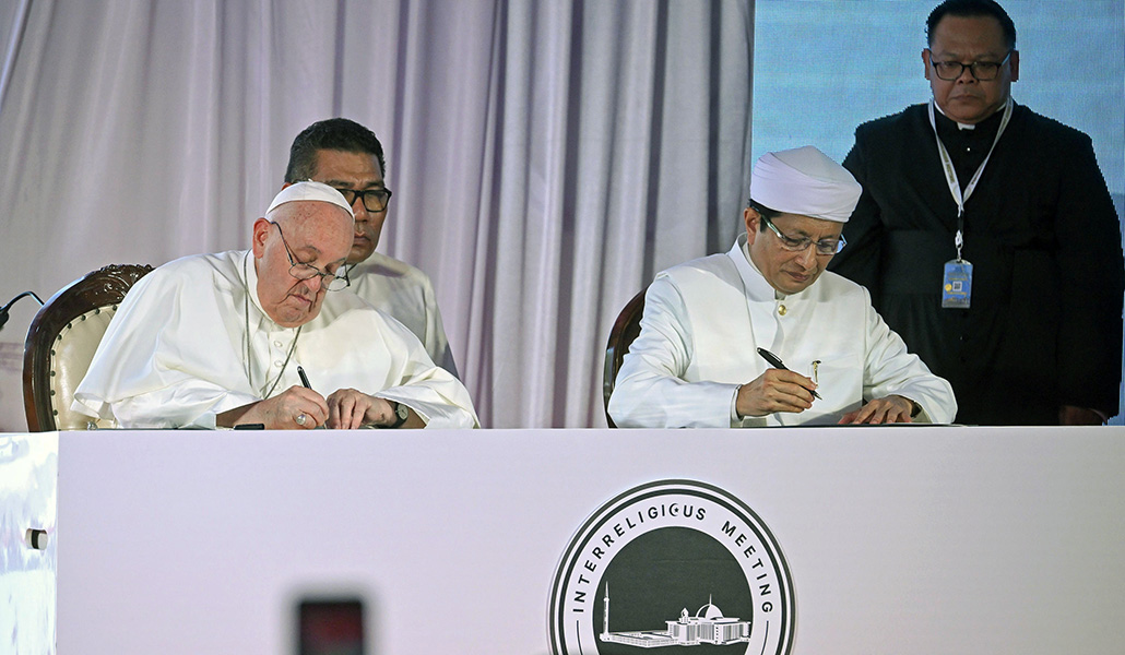 El Papa Francisco y el gran imán de Indonesia durante la firma de la Declaración Conjunta