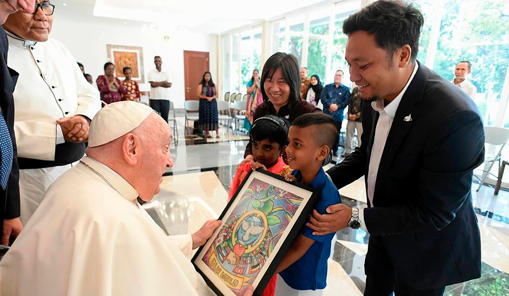 Nada más llegar a Indonesia, el Papa se reunió con refugiados en la nunciatura de Yakarta