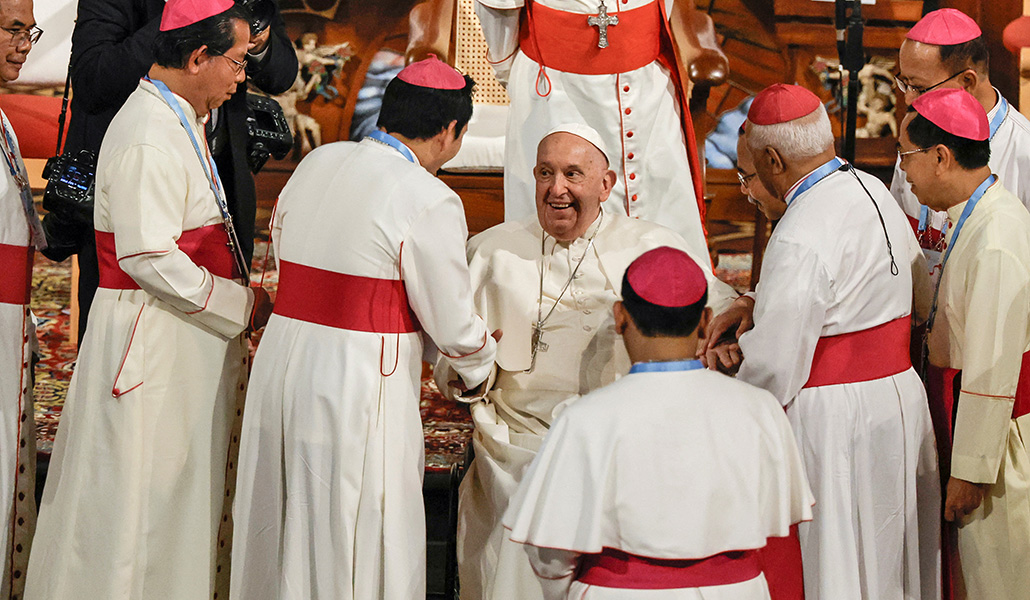 Los obispos saludan al Papa Francisco en la catedral de Nuestra Señora de Yakarta