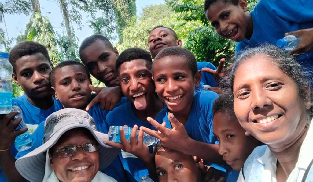 La hermana Angela recoge a niños de la periferia de Port Moresby para enseñarles a leer y escribir