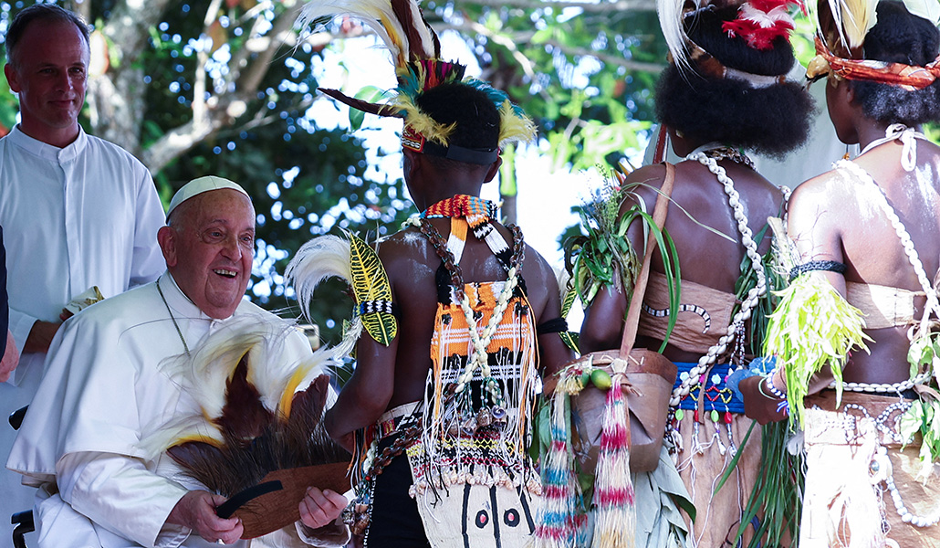 El Papa recibió un sombrero indígena tradicional en la selva de Papúa Nueva Guinea