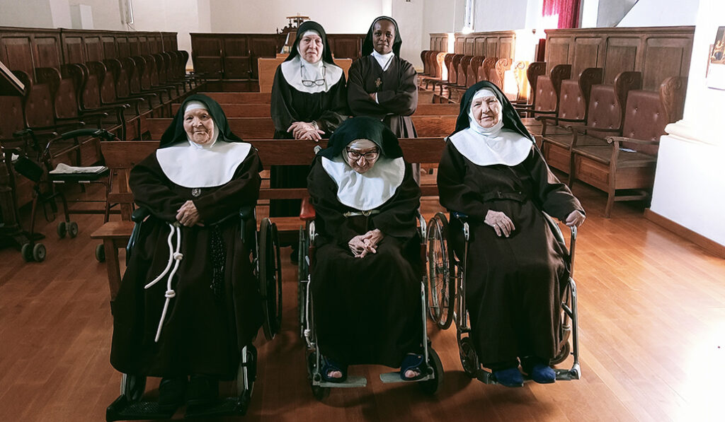 Villasante (de pie a la izquierda) y Rosa (a su derecha) junto con las hermanas mayores