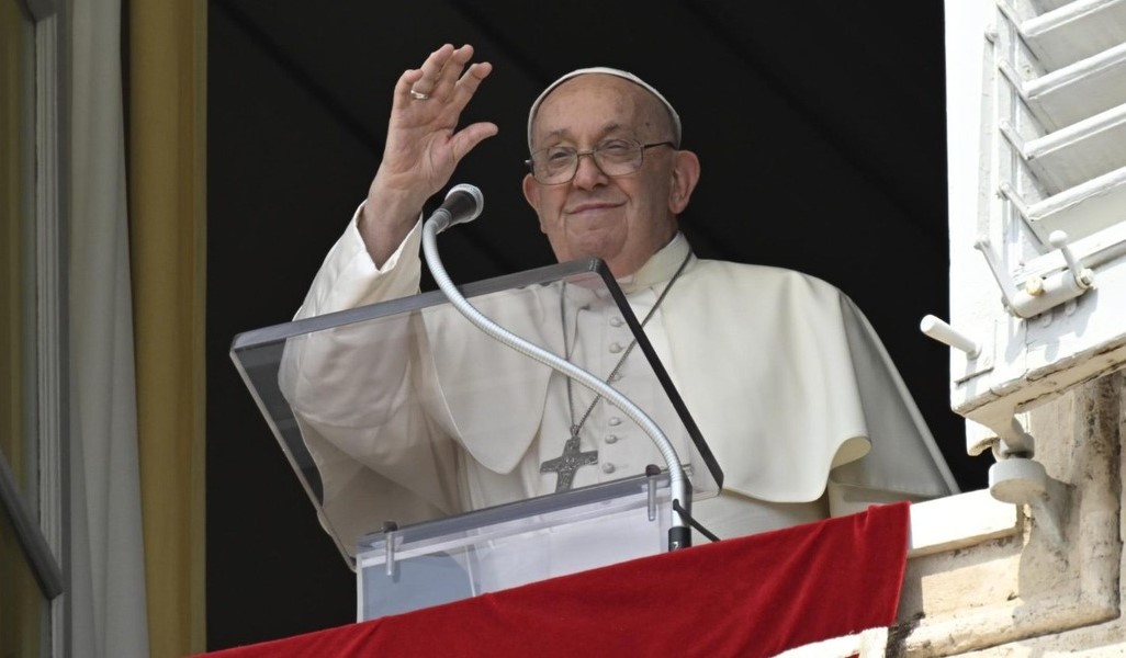 El Papa saluda a los fieles desde la plaza de San Pedro