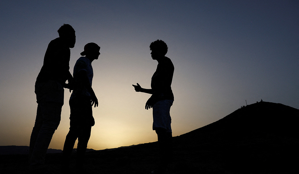 Tres menores migrantes marroquíes conversan antes de ingresar en el centro de menores de Arinaga, en la isla de Gran Canaria