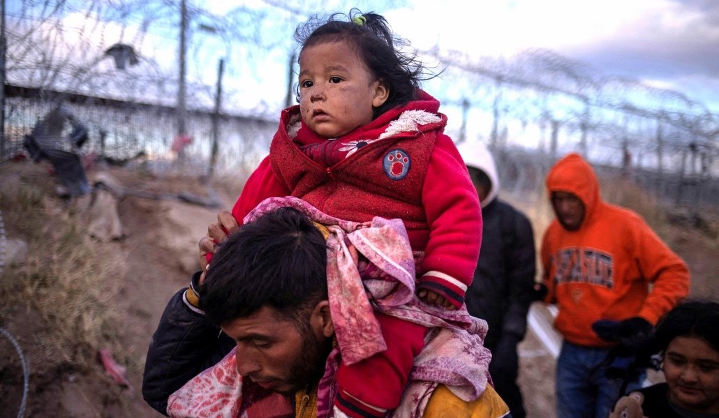 Una familia intentando buscar un futuro mejor después de una agotadora travesía