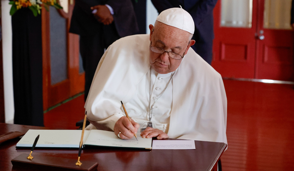 El Papa Francisco escribiendo durante su reciente viaje a Indonesia